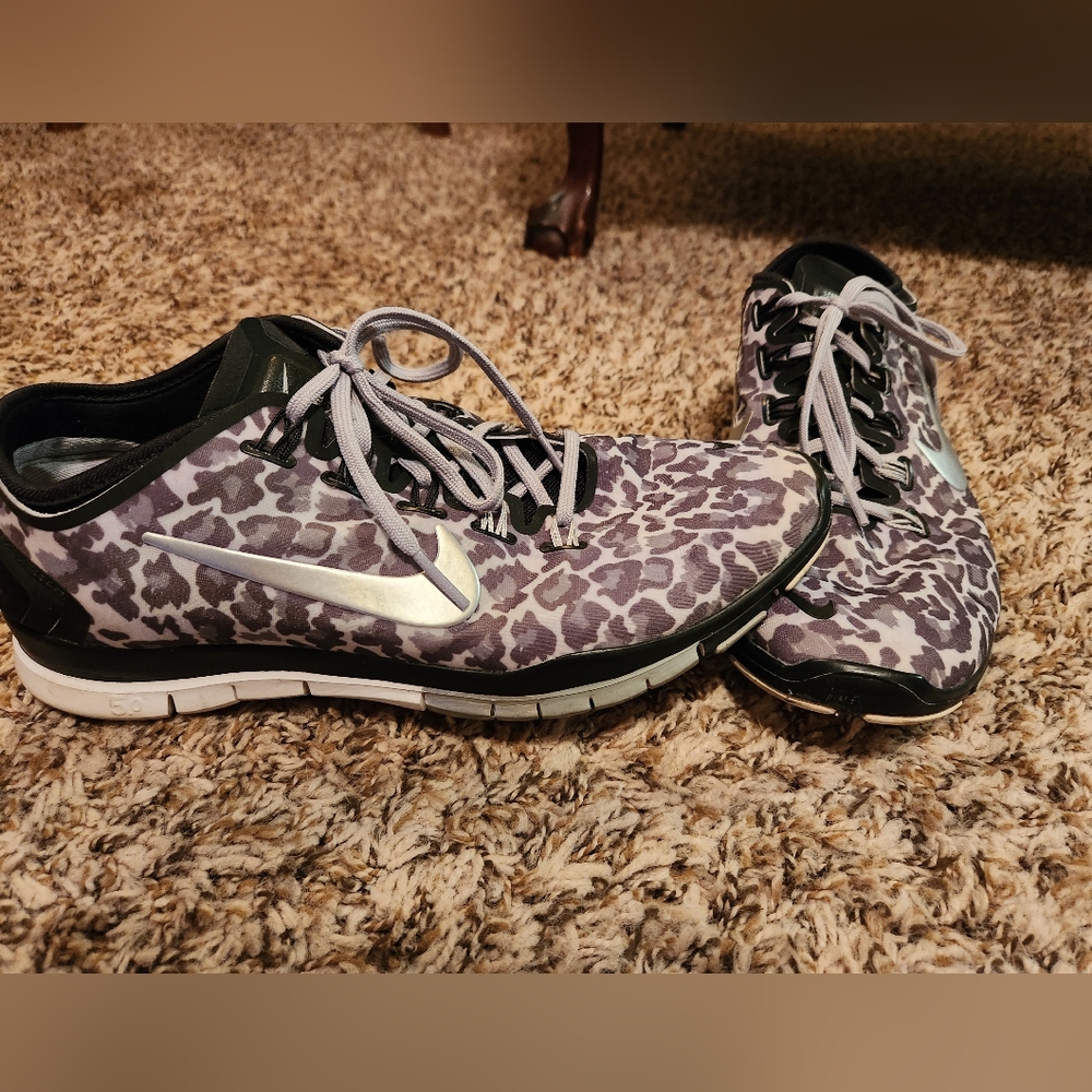 Nike Leopard print tennis shoes (size 8)